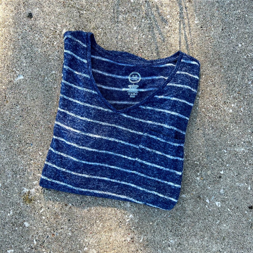 V-neck short sleeve with pocket